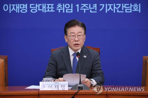 더불어민주당 이재명 대표가 31일 국회에서 당 대표 취임 1주년 기자간담회를 하고 있다. 연합뉴스